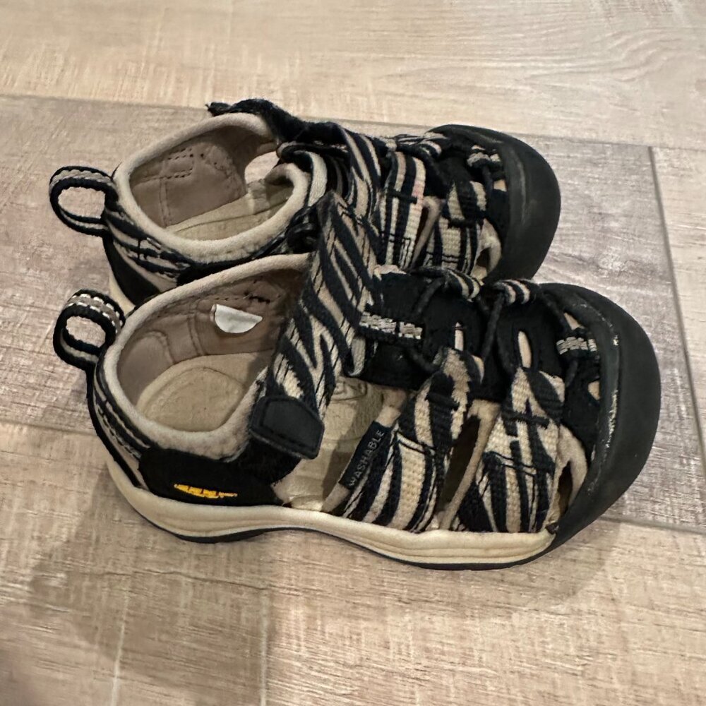 KEEN TODDLER GIRL ZEPRA STRIPE SHOES SANDALS SIZE 6 BLACK CREAM - Picture 2 of 11